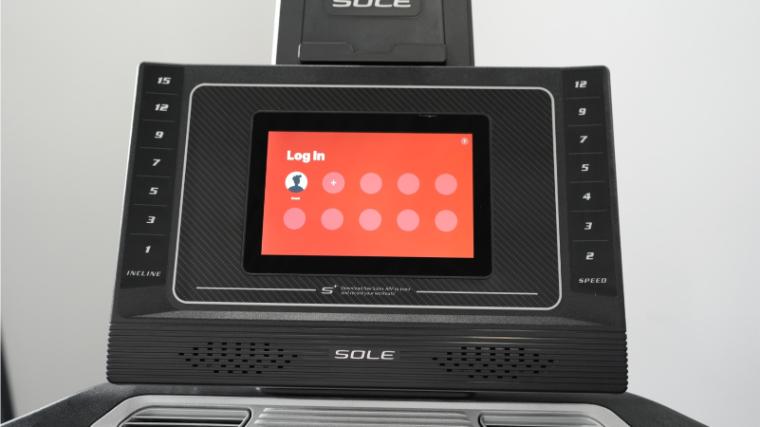 The console of the Sole F80.