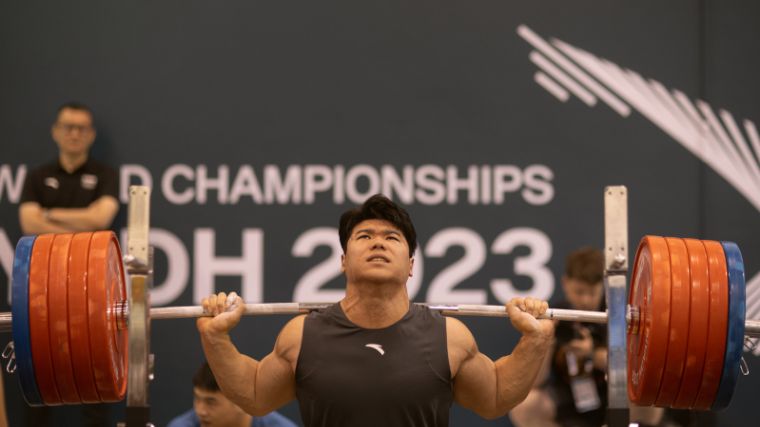 Liu Huanhua squatting at the 2023 IWF World Championships