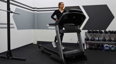 BarBend's Lauren Keary demonstrating a threshold run on a treadmill.
