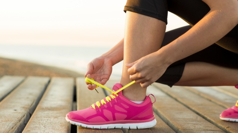 How To Choose Running Shoes: A person trying their shoe laces.