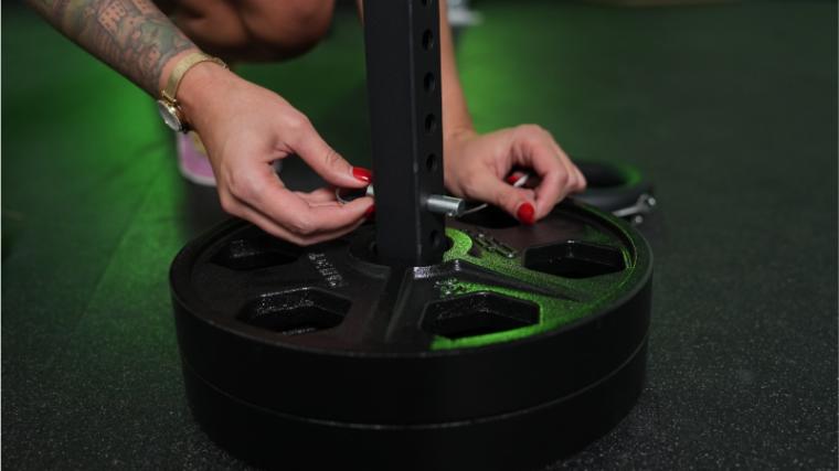The adjustment mechanism on the Titan Fitness Plate Loadable Kettlebell.