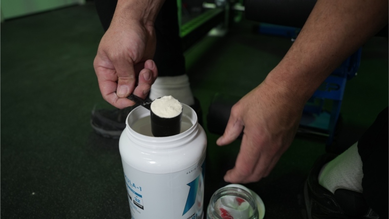 Our tester scoops up so 1st Phorm Phormula 1 Whey Protein.