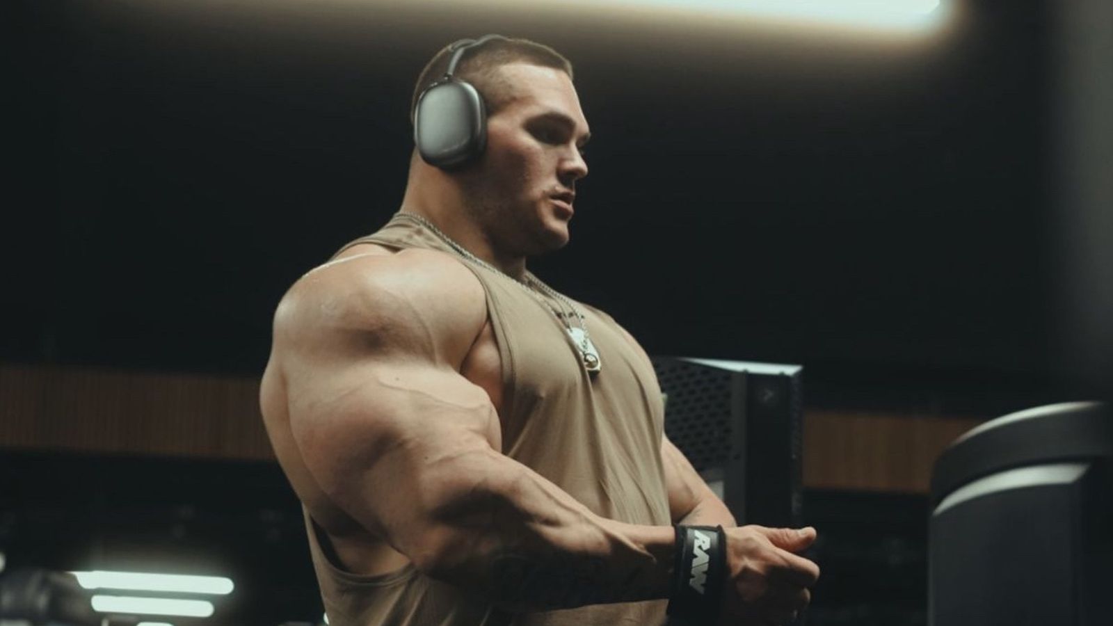 Chris Bumstead looking thicc af : r/bodybuilding