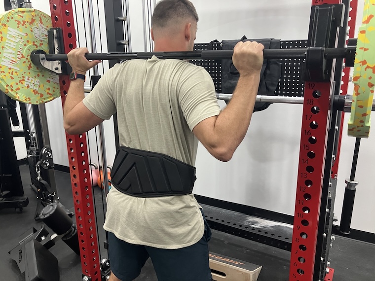 Our tester using the DMoose 2-In-1 Neoprene Weightlifting Belt.