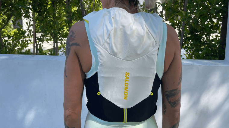 Back side of the Salomon ADV Skin 5 running vest.