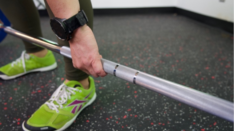 A close look at the knurling on a Major Fitness Barbell Advanced