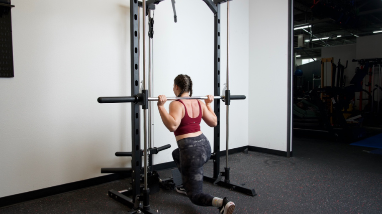 Our tester performing a lunge with the RitFit PSR05 2.0 Multifunctional Smith Machine