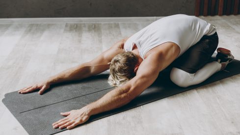 Jeff Cavaliere’s 5 Best Stretches to Boost Flexibility for Beginners