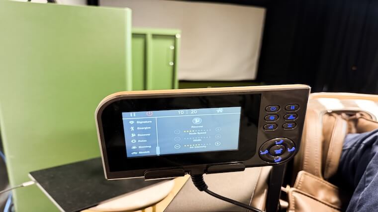 The built-in console featured on the Costway Therapy 22